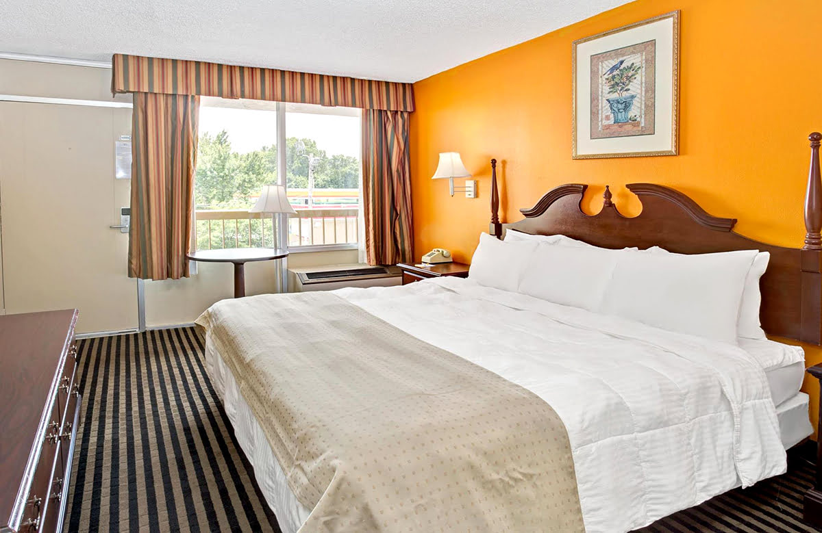 Kentucky Oaks-Churchill Downs-Days Inn by Wyndham Louisville Central Univ & Expo Center