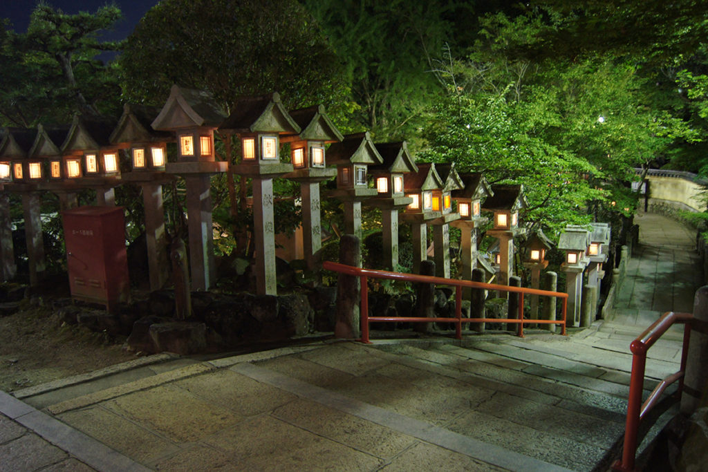 แผนการเดินทางในฤดูใบไม้ร่วงของนารา-Chogo Sonji-lanterns