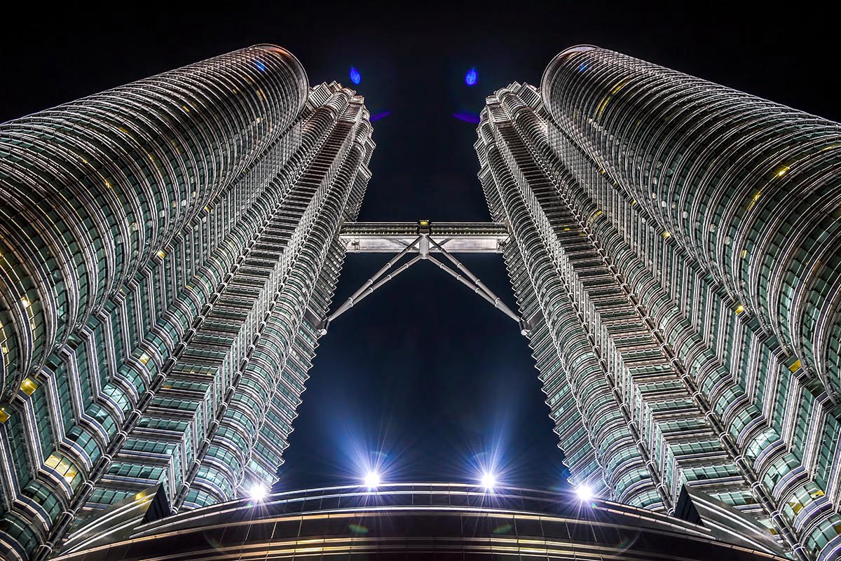 Destinations 6 cool things to do in Kuala Lumpur Petronas Towers night view - 7 Wisata Luar Negeri Murah di Malaysia Sasaran Orang Indonesia