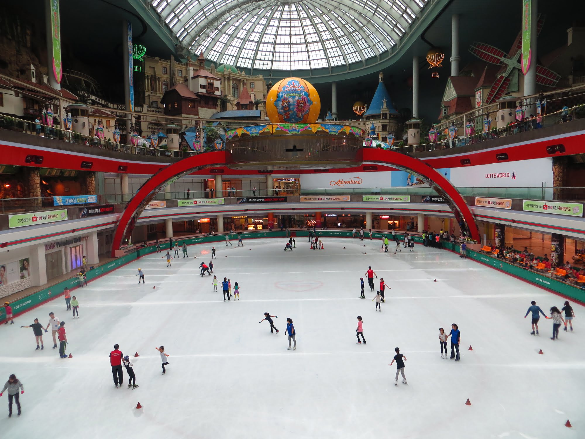 Крытый каток в парке Lotte World