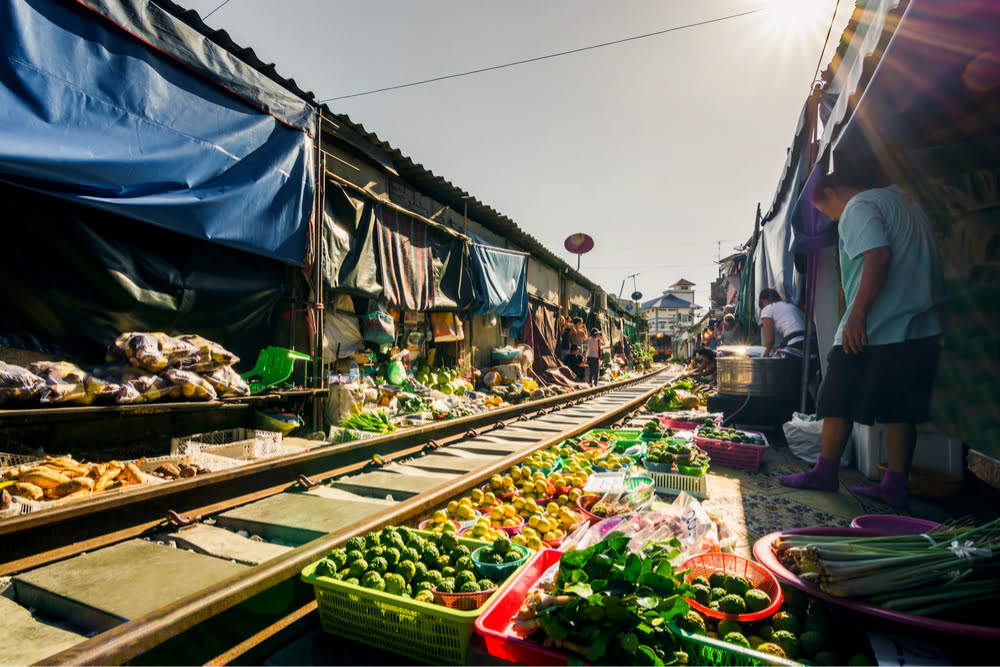 Mercato del treno di Maeklong_Samut Songkhram