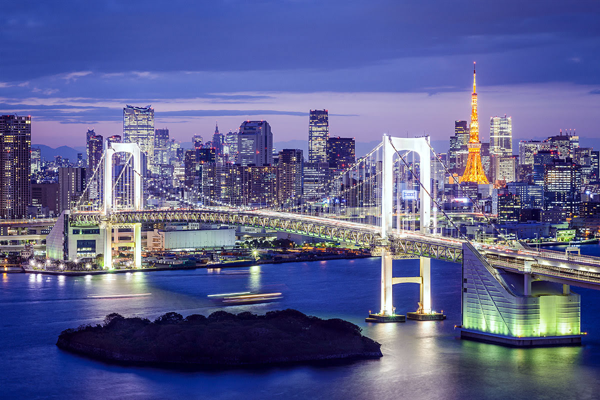 Rainbow Bridge_Tokyo Bay_Vista notturna del ponte e della Tokyo Tower_Skyline