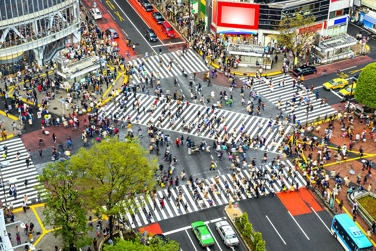 Shibuya Crossing_Scramble_Tokyo_Incrocio_Persone che attraversano freneticamente Shibuya