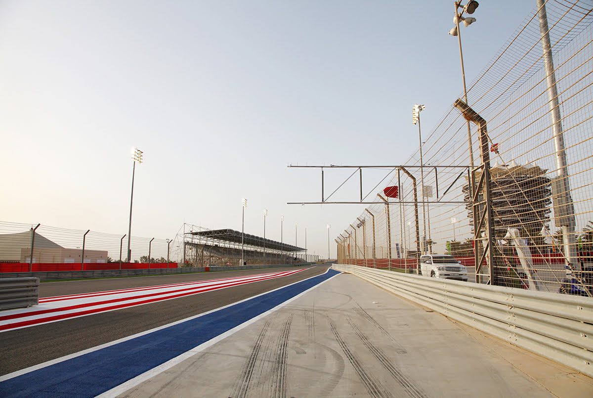 바레인 국제 서킷에서 펼쳐지는 포뮬러 1 레이스