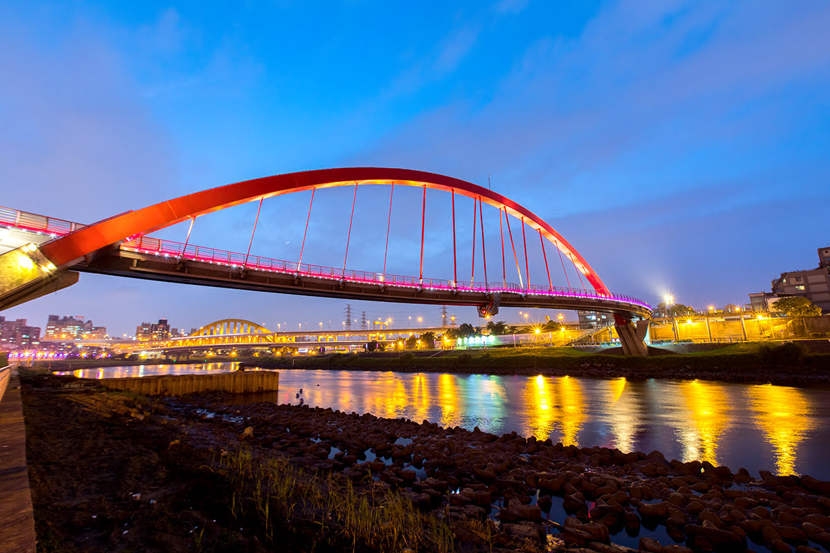 Songshan_Ciyou-templet_Rainbow Bridge_Taipei_Taiwan