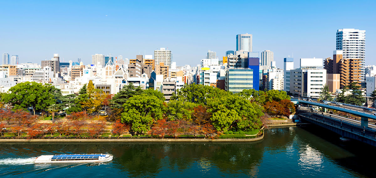 Umeda_rejs rzeczny Nakanoshima_most w Ogrodzie Nakanoshima Garden_Osaka_Japonia