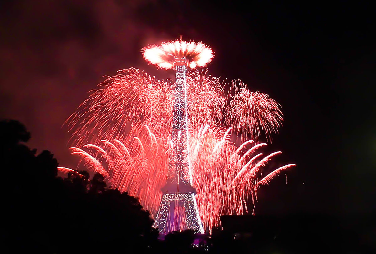 Hari Bastille-Paris-Kembang api Menara Eiffel