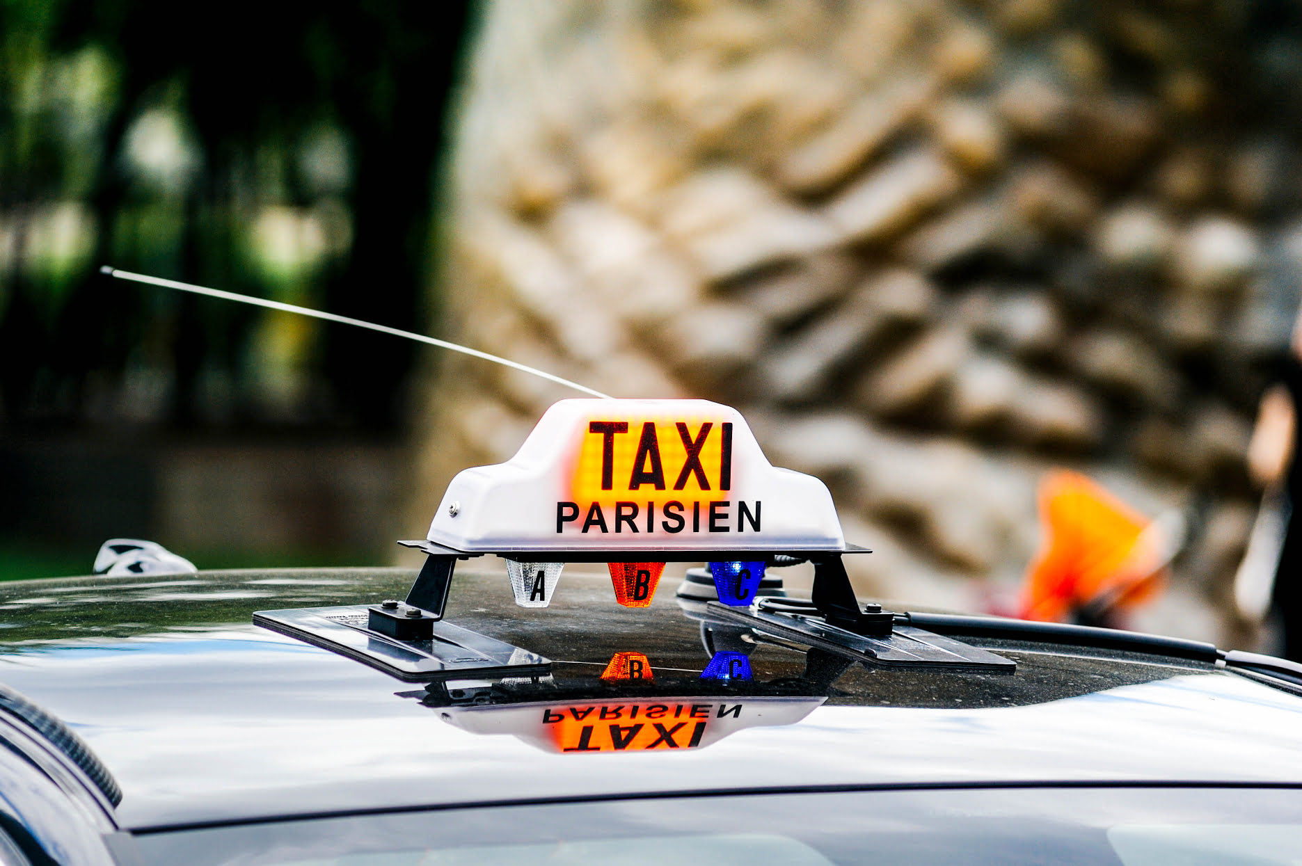 Montmartre Metro_Paris_transport_taxa_bus_gang