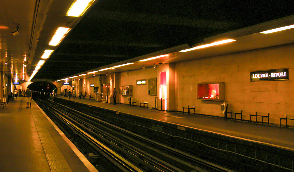 ルーブル美術館-パリ-フランス-交通手段-ルーヴル-リヴォリ駅