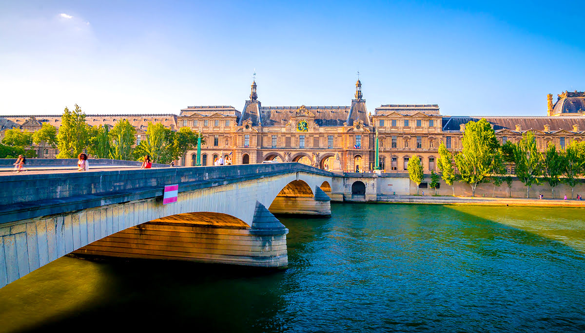 Bảo tàng Louvre và sông Seine, Paris, Pháp