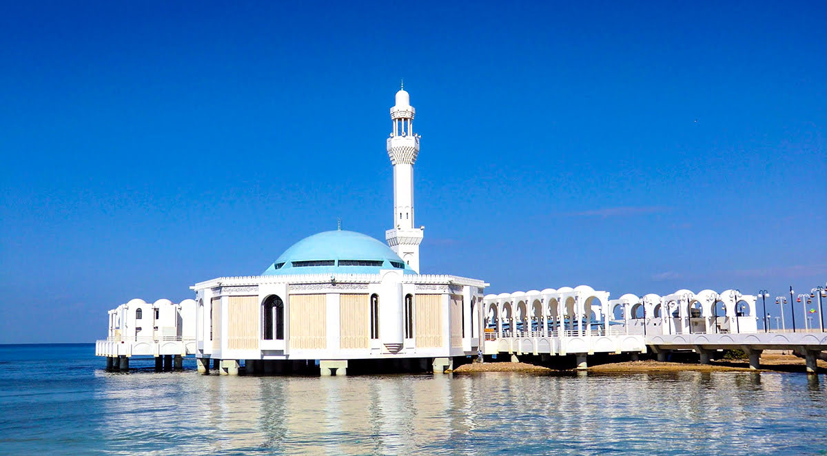 Best time to visit Jeddah-Saudi Arabia-travel-Saudi traditional clothing-Al Rahma Mosque