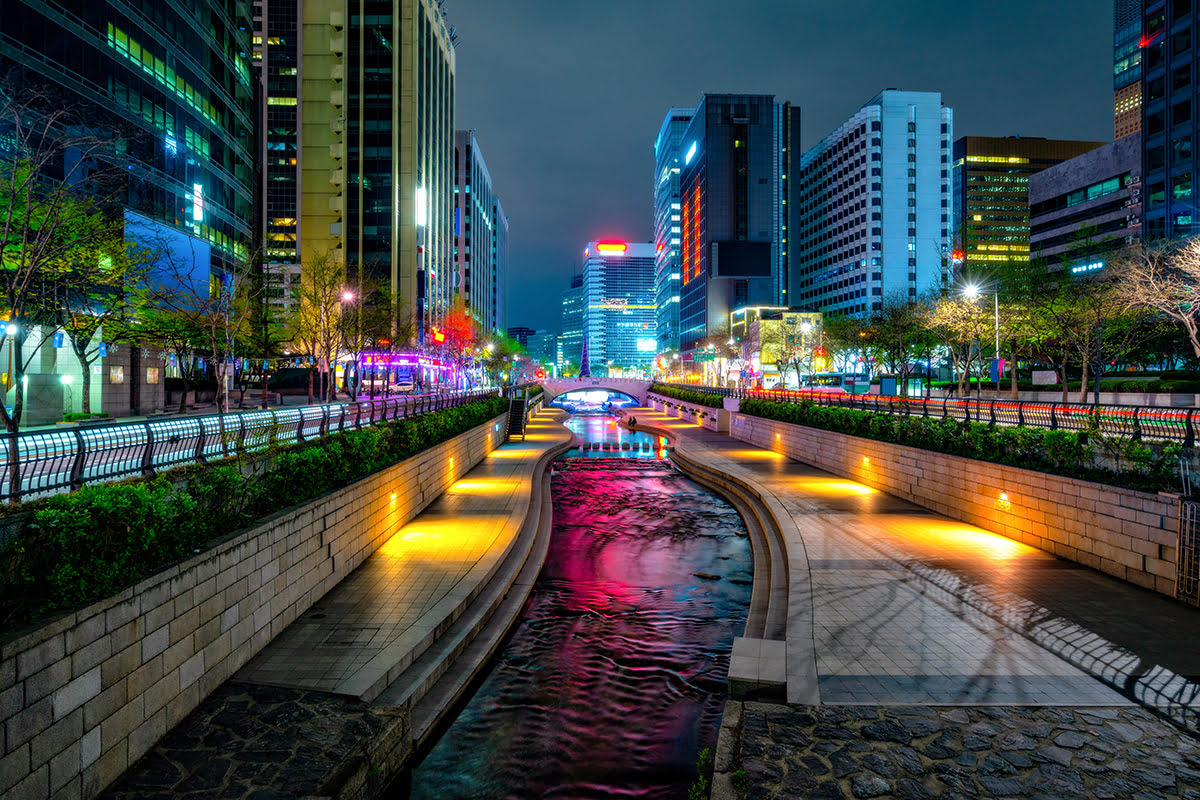 Cheonggyecheon Stream bei Nacht in Seoul, Südkorea