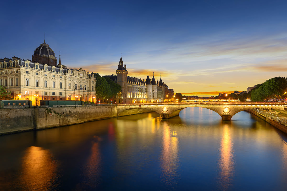 Paris nightlife-bars-pubs-clubs-Seine River-night