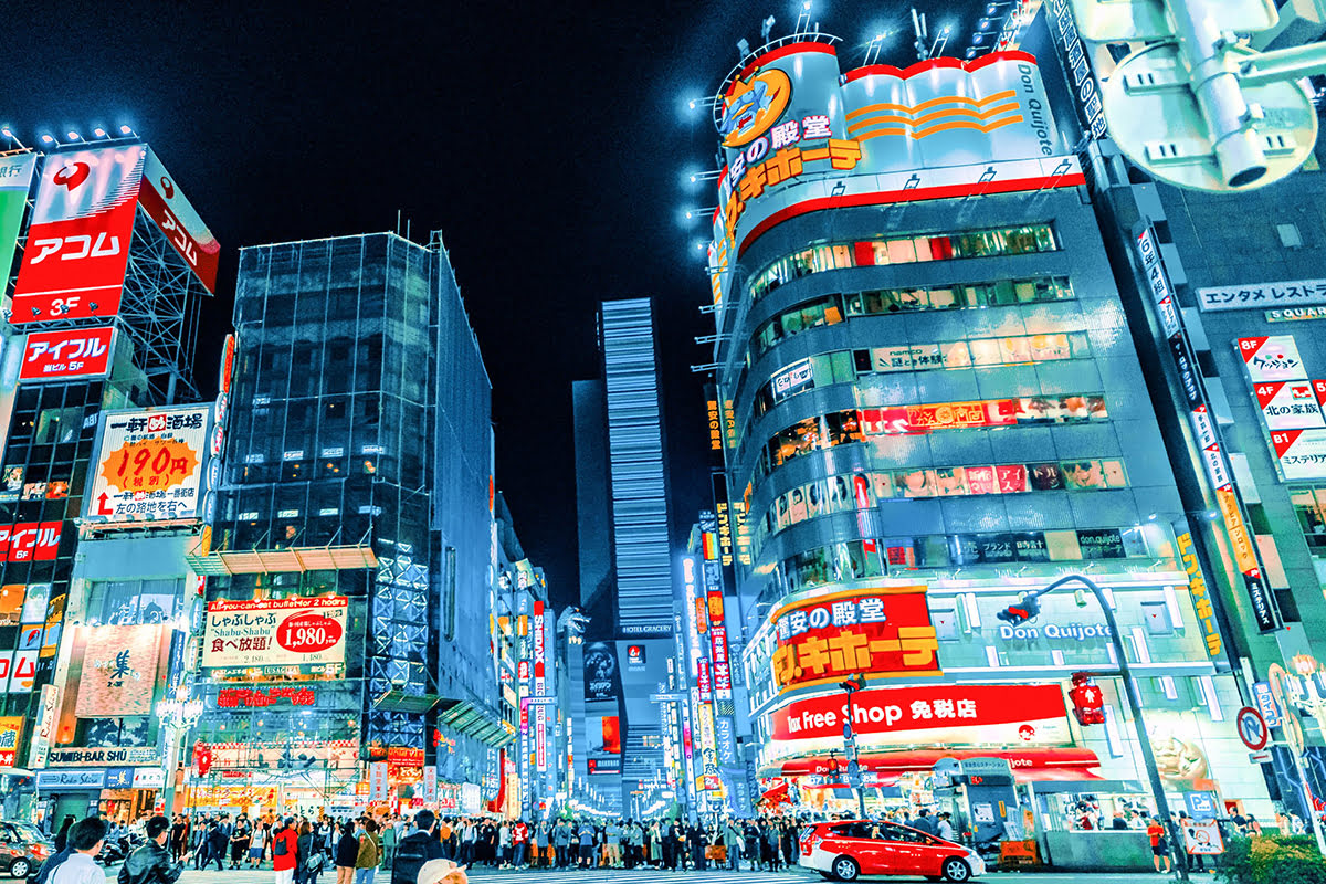 Shinjuku pada waktu malam