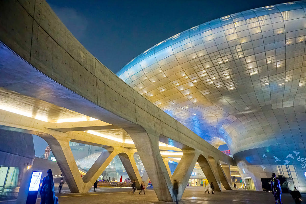 Что покупать в Сеуле-шоппинг-Dongdaemun Design Plaza