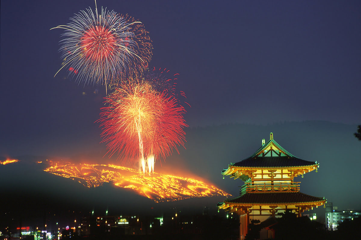 日本奈良若草山的山燒