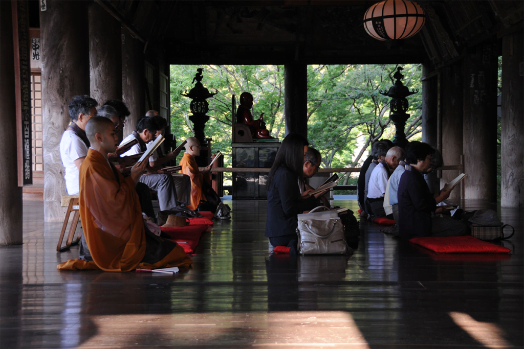Things to do in Nara-A morning pray at Hasedera