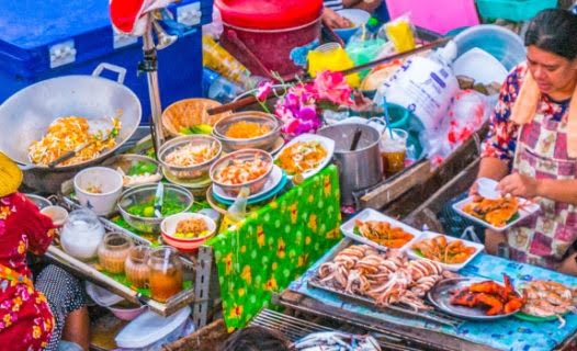 曼谷水上市场:享受美食和购买手工艺品的乐趣