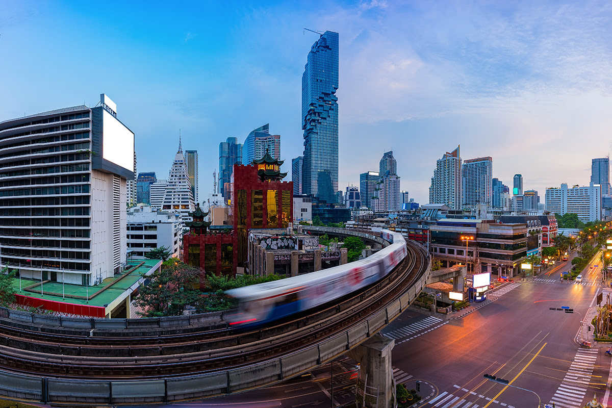 Kereta BTS-BTS Bangkok dengan Gedung Mahanakorn