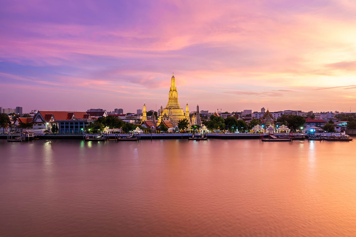 Cruises in Bangkok-River with temple of Dawn