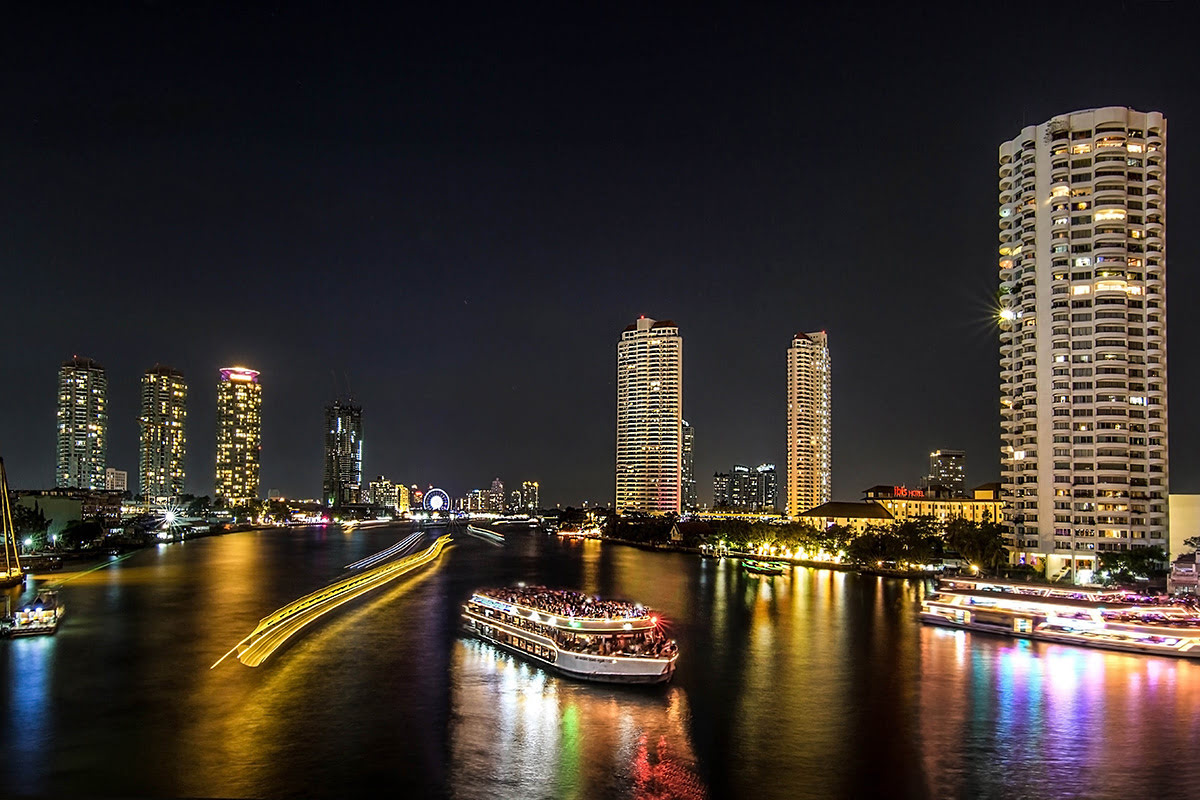 Cruises in Bangkok-Chao Phraya River at night