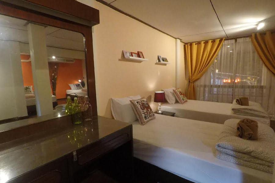 Bangkok holiday rentals-DOWNTOWN 3 FLOOR 4 BDRM HOUSE@PHROMPHONG BTS TRAIN