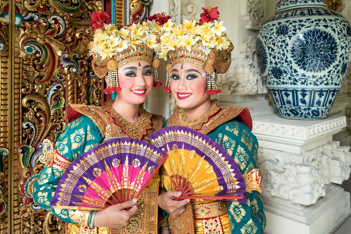 Best time to visit Bali-Women in Balinese costume
