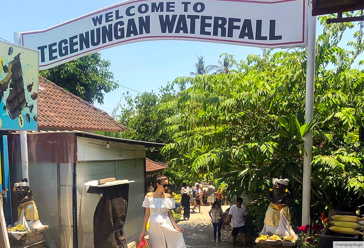 Masuk ke Air Terjun Tegenungan Masuk ke Air Terjun Tegenungan