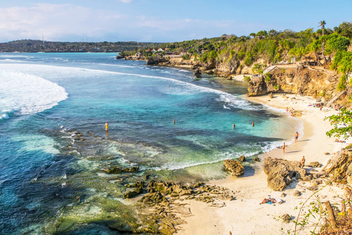 Nusa Lembongan-Beach with tourists