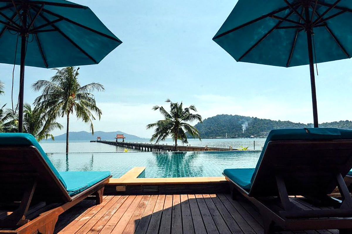 Stay in Koh Chang-beachfront villas-homes for rent-Tropical Beachside Villa - Infinity Pool