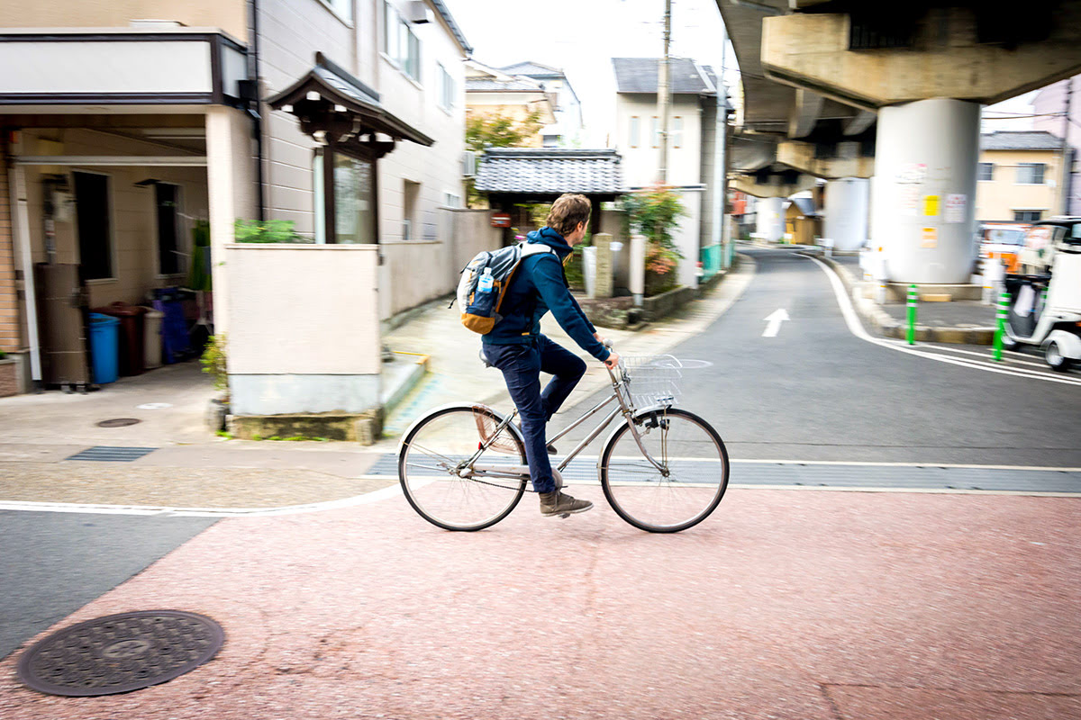 Turista in bicicletta a Kyoto, Giappone