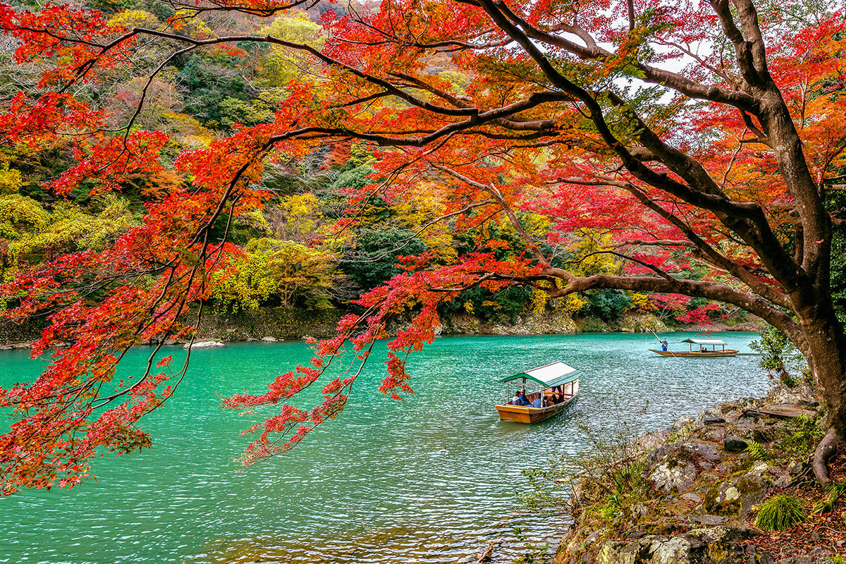 保津川位於嵐山,京都,日本 保津川位於嵐山,京都,日本
