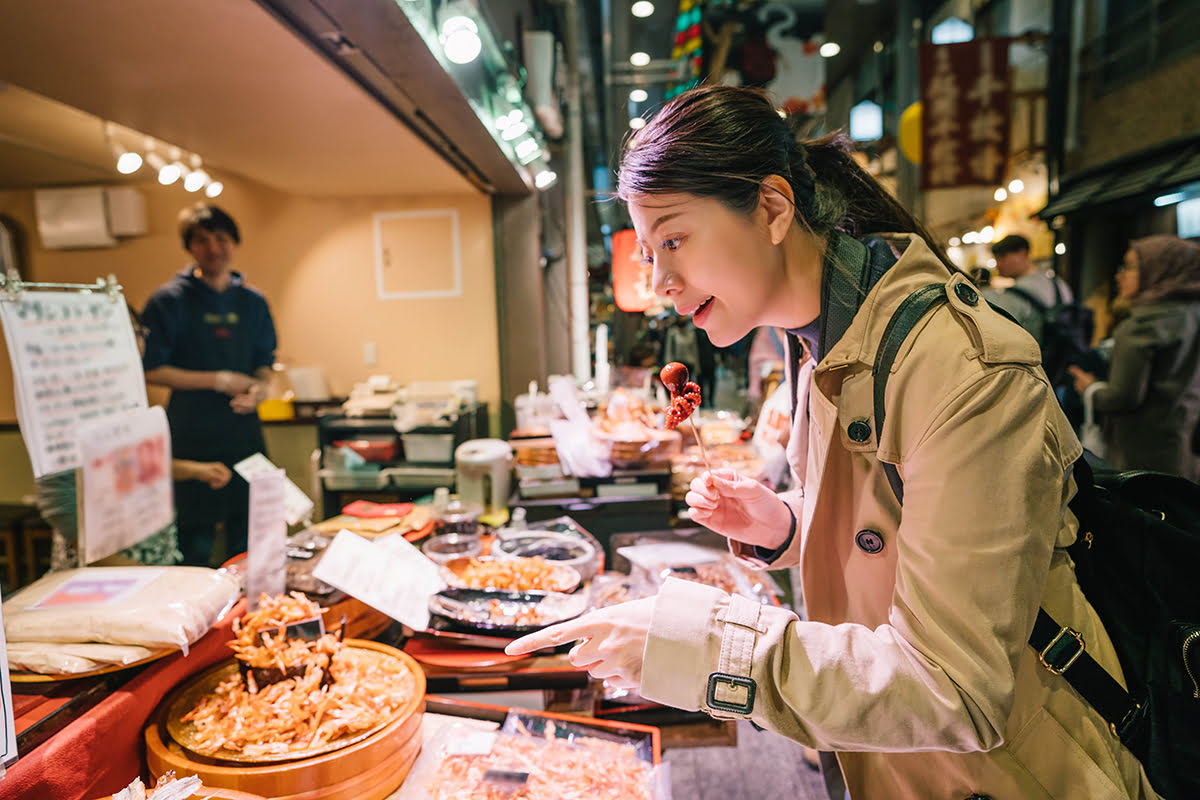 Nishiki Market-Tourist at food stall