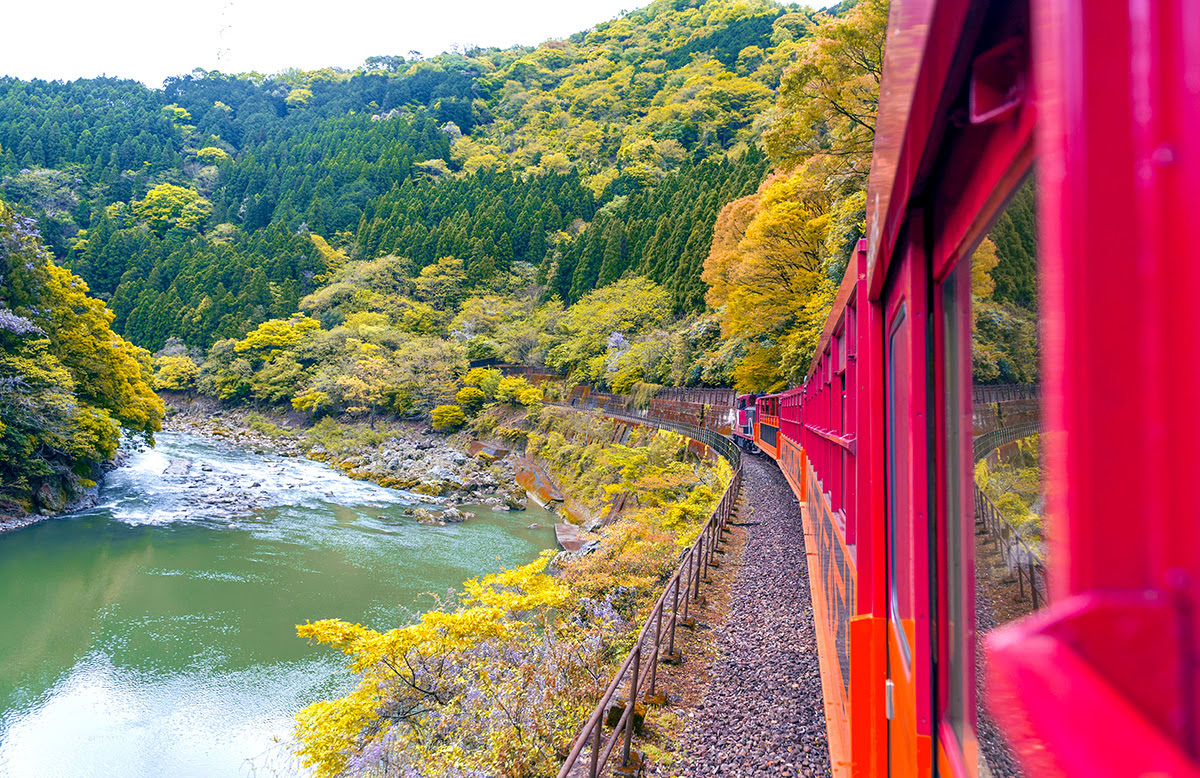 嵐山-京都-日本-嵯峨野観光鉄道 トロッコ列車-ロマンティックトレイン