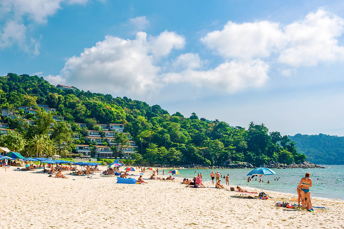 Best time to visit Phuket-Tourists on the beach