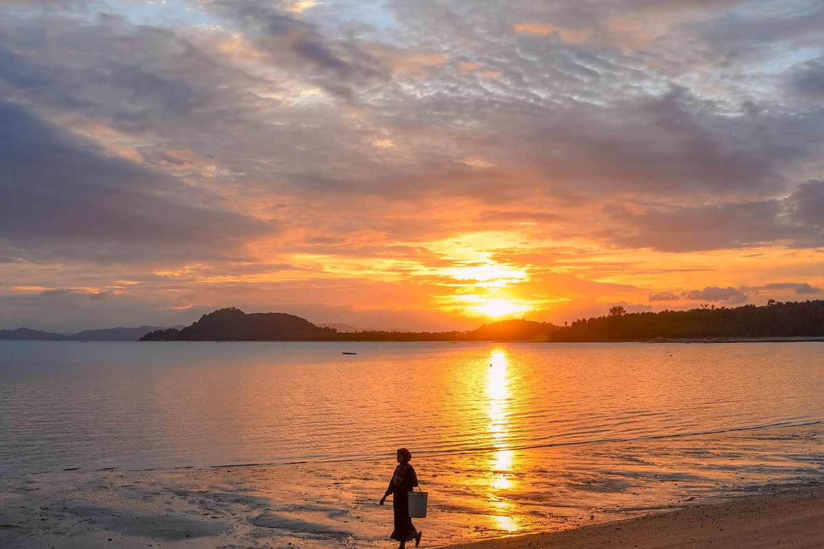 Coconut island-Sunrise on the beach
