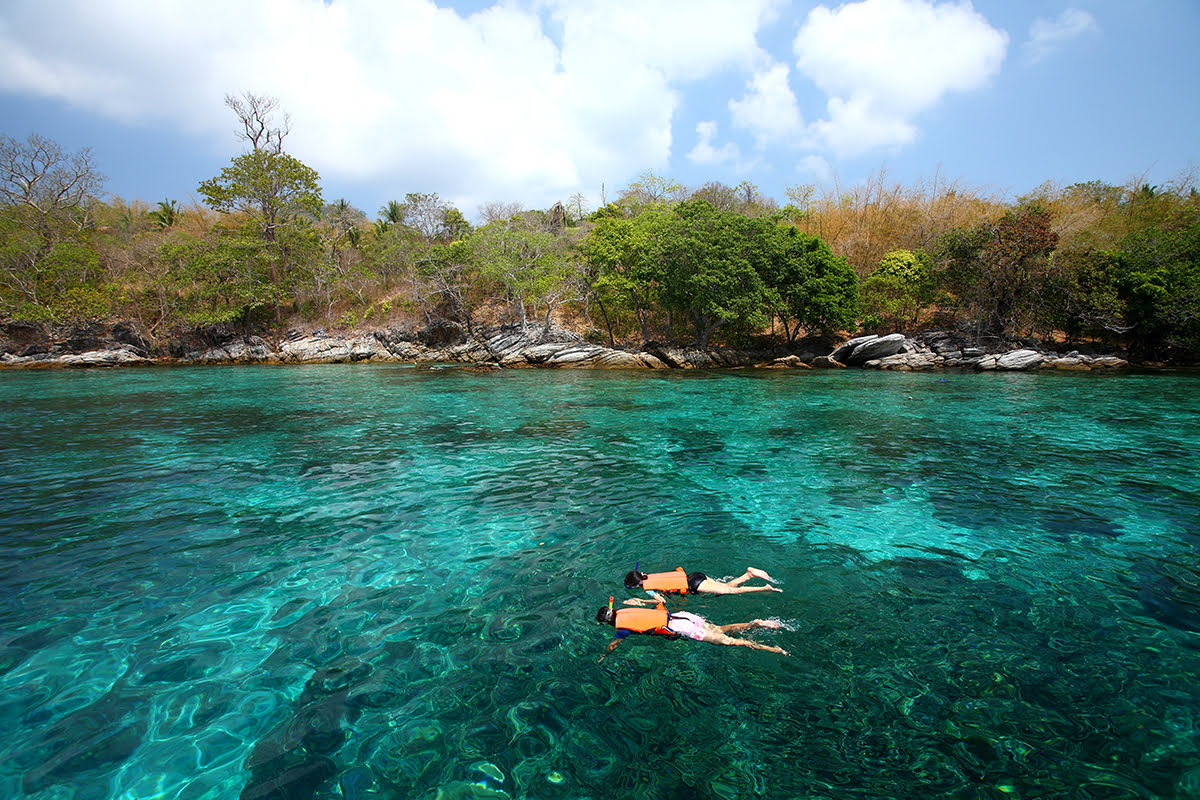 Racha Islands-Tourists snorkeling