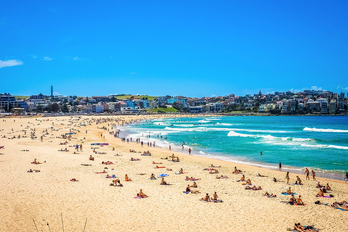 Sydney beaches-Tourists on the beach