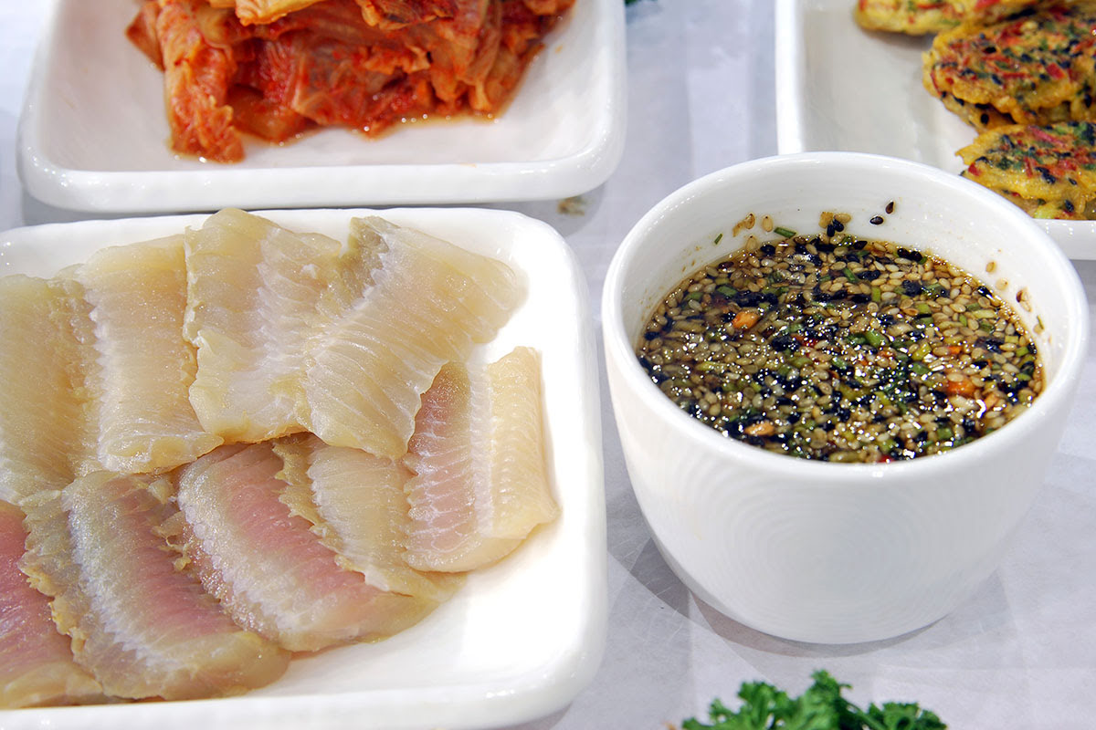 Korean hoe (Raw fish sashimi) Korean hoe (Raw fish sashimi)