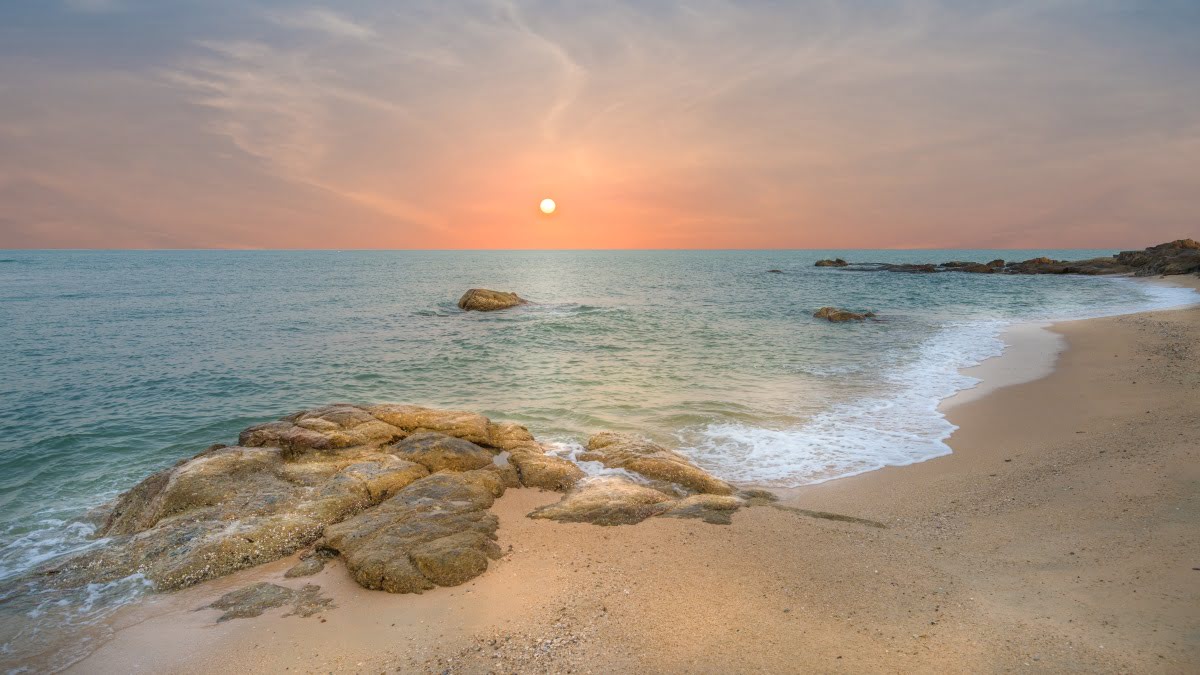 沃姆加馬特海灘位於泰國春武里芭堤雅