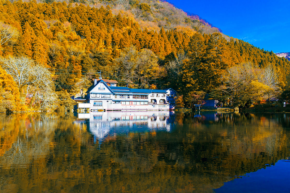 ทะเลสาบคินรินในเมืองยูฟุ ประเทศญี่ปุ่น