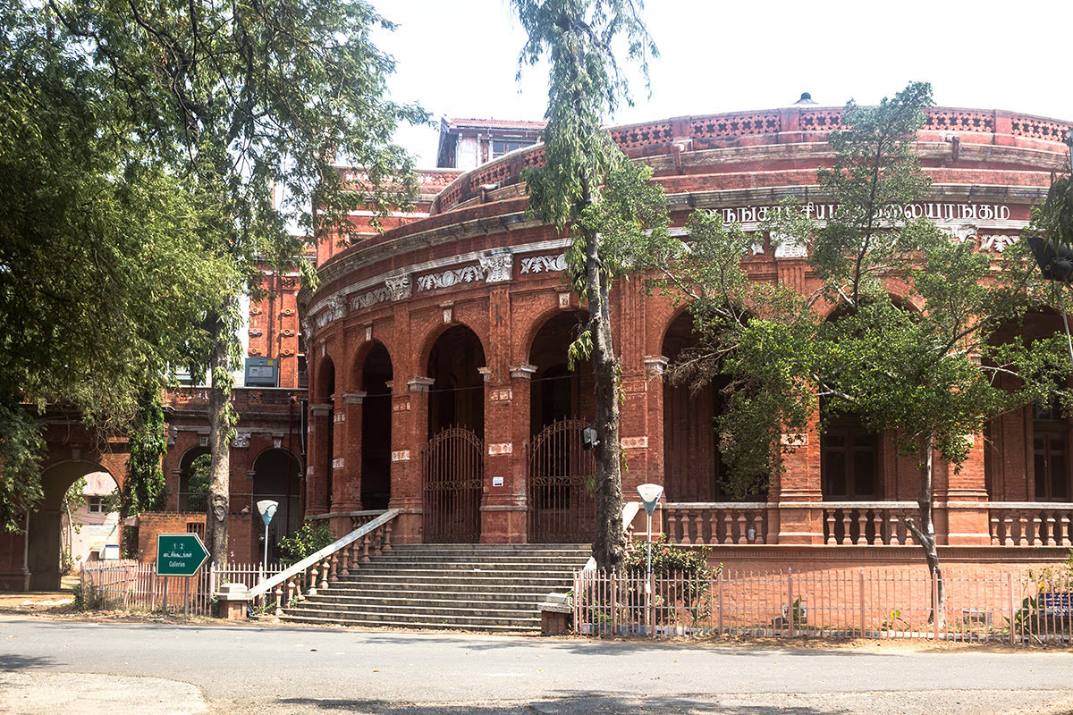 Egmore-Government Museum-wo man in Chennai-Indien bleibt