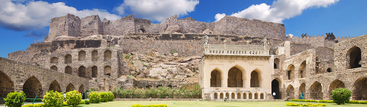 Erkundung der Großartigkeit des Golconda Forts: Eine Reise durch Hyderabads prächtige Vergangenheit background image