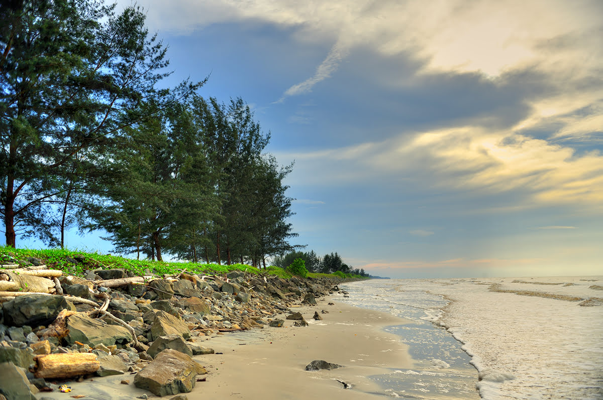 شاطئ باتو فيرينجي في بينانج ماليزيا