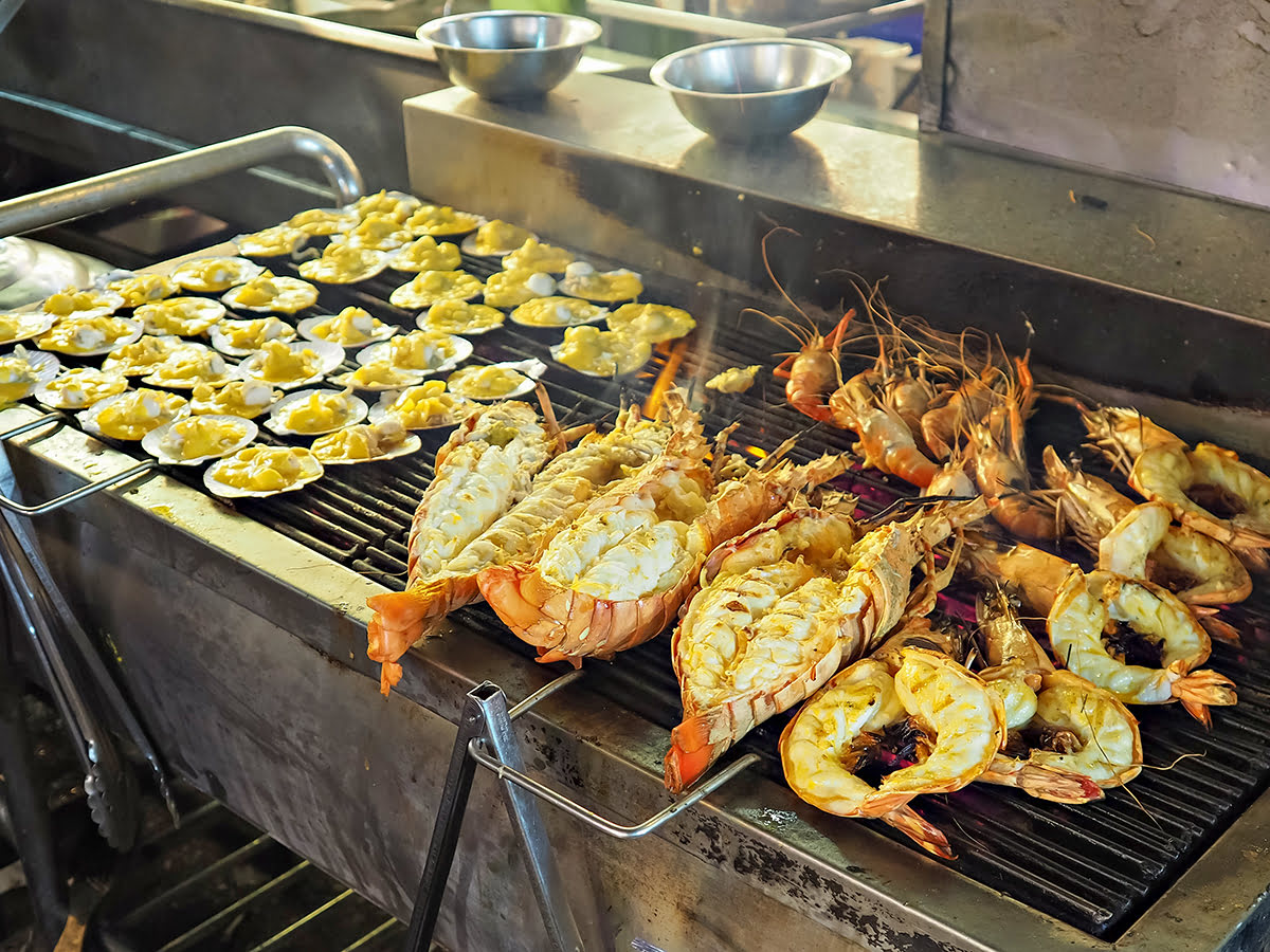 fruits de mer grillés au marché nocturne de Hua Hin