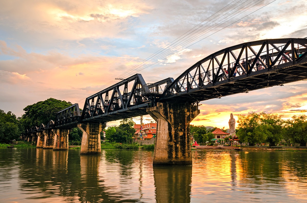 Jembatan di atas Sungai Kwai di Kanchanaburi