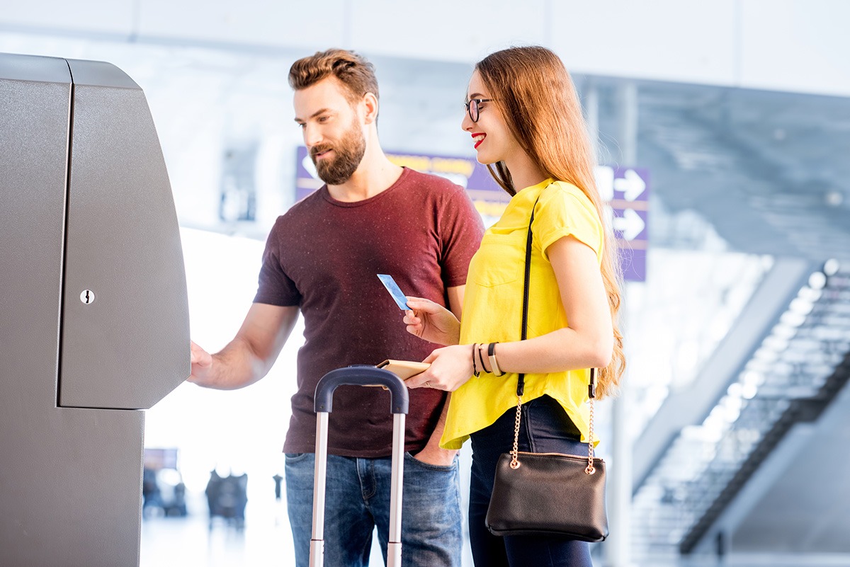 Passagiere beim Einchecken am Flughafen Passagiere beim Einchecken am Flughafen