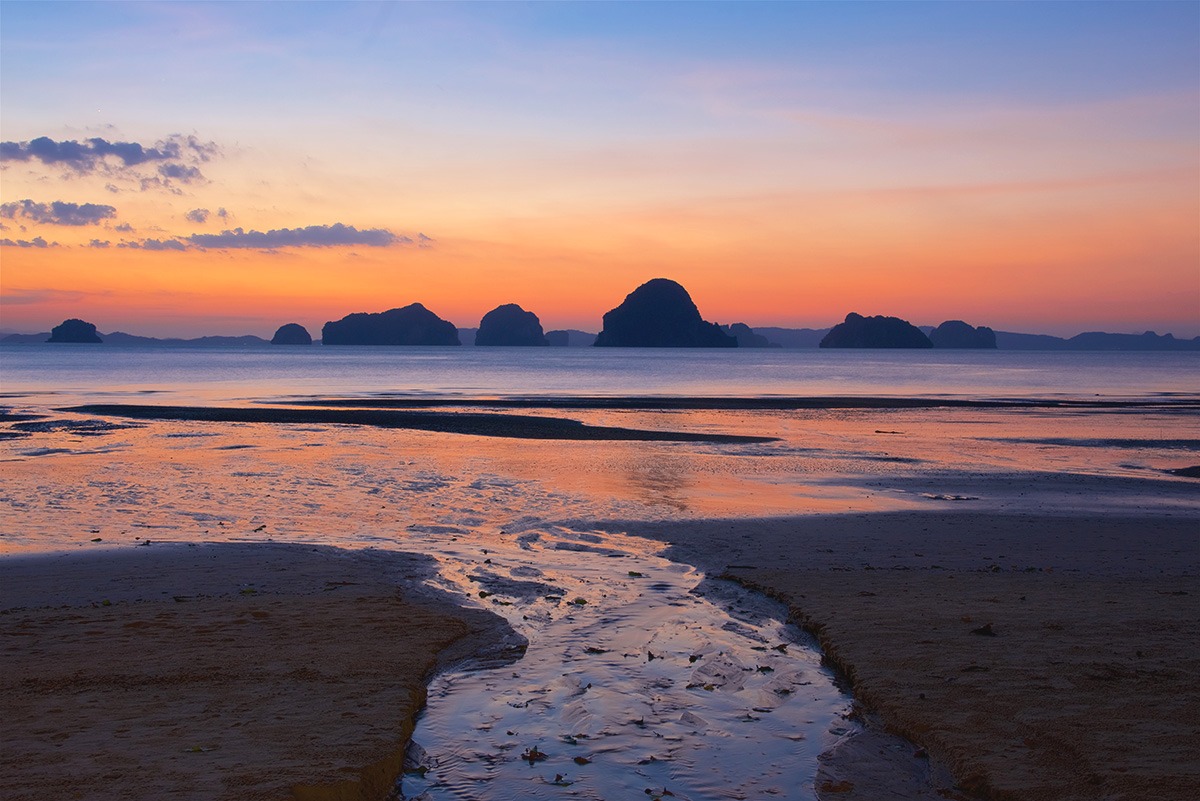 探索甲米充满活力的海滩派对和夜生活