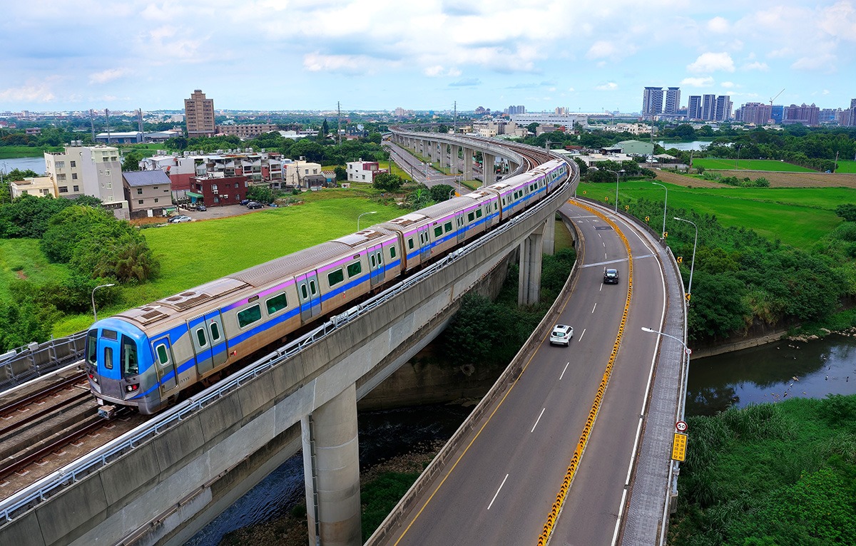 รถไฟในเมืองเถาหยวน ประเทศไต้หวัน