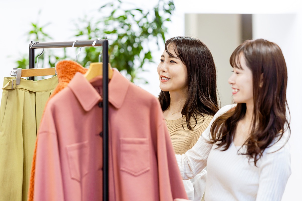 Wanita Jepang sedang berbelanja